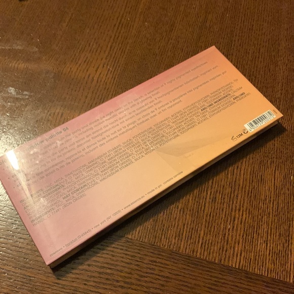 essence Eyeshadow Palette - 04 Olá Rio - Picture 4 of 5